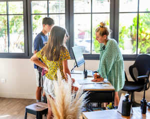 Personnes travaillant dans le bureau nomade au camping Les Pastourelles