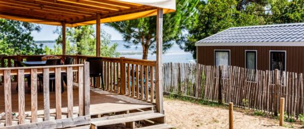 Terrasse du Mobil-home Vue Bassin avec vue sur le Bassin d'Arcachon au camping Les Pastourelles